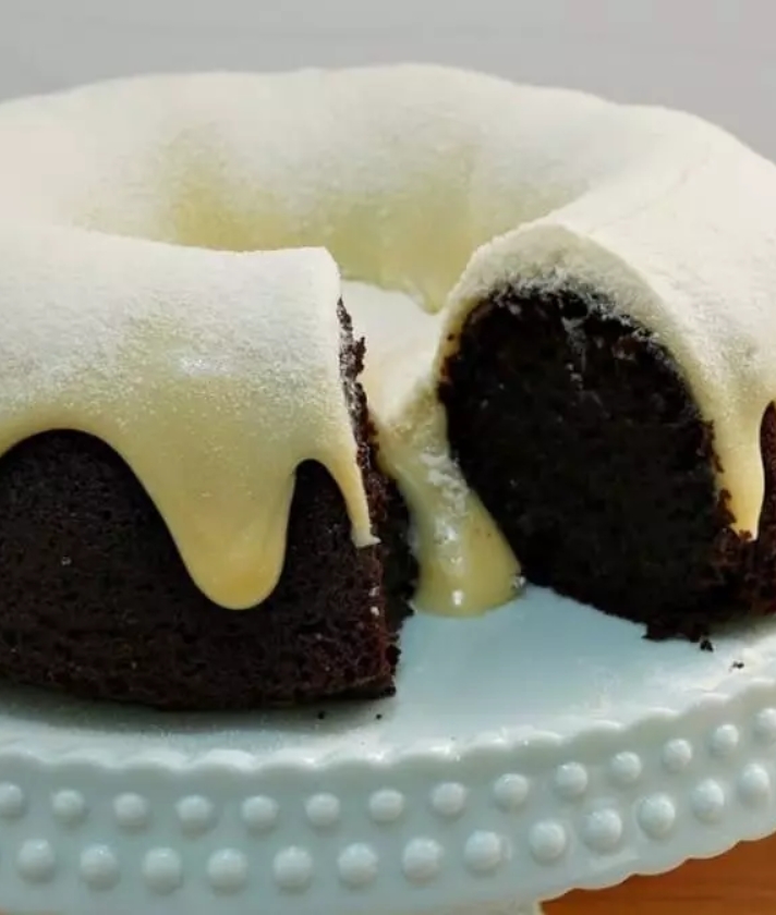 Bolo de chocolate com creme de ninho