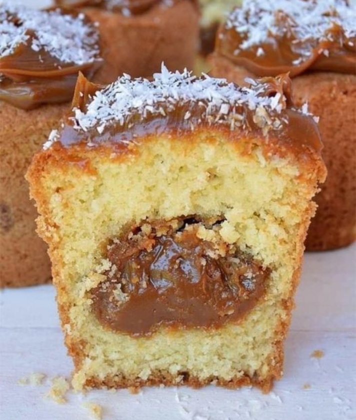 Bolo de Doce de leite com calda de chocolate